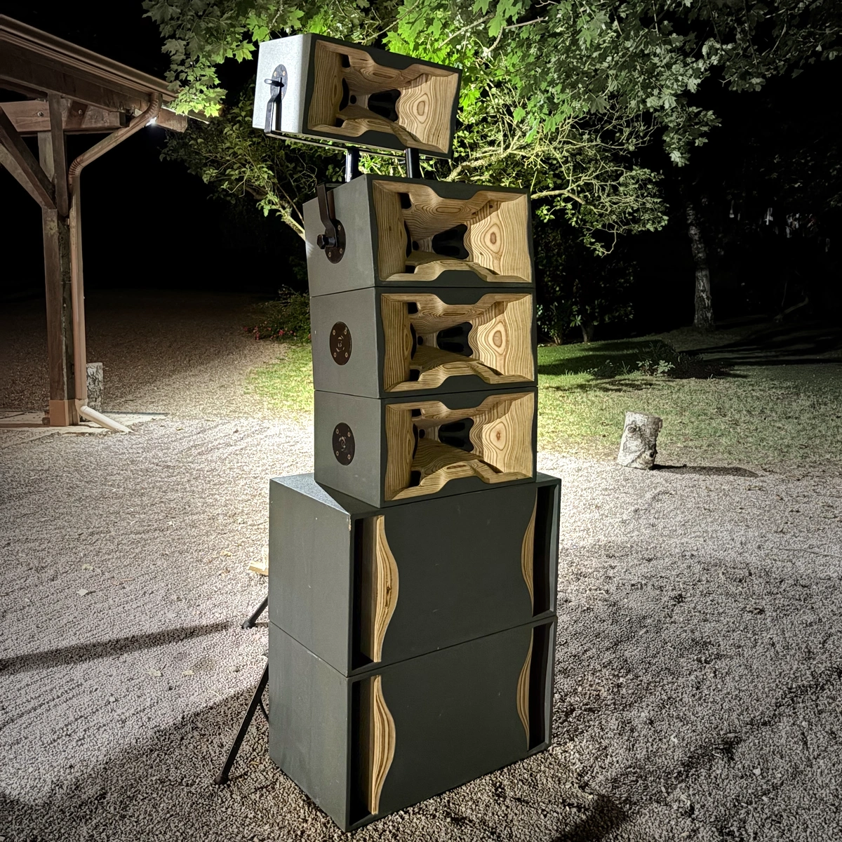 A column of Cohérence 8 on two Impact 12, outdoors at night